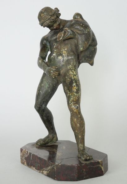 null Faune à l'outre

Sculpture en bronze à patine croûteuse, d'après l'antique reposant...