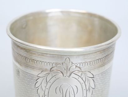 null Timbale en argent 925 millièmes à décor filigrané centré d'un cartouche monogrammé....