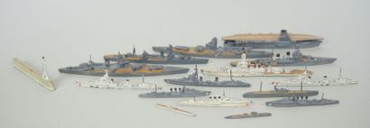 null CBG

Suite 16 bateaux militaires en plomb peint à la main dont « Dunkerque,...