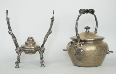 null CHRISTOFLE

Samovar en métal argenté guilloché à décor de bois de ronce et petites...