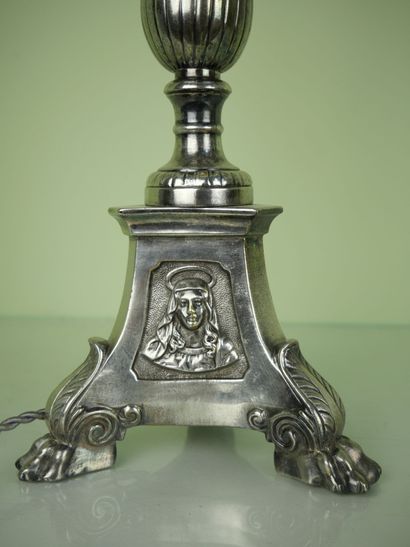 null Paire de pique-cierges en métal argenté à décor ciselé figurant la Vierge Marie,...