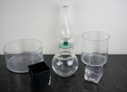 null Lot of various glass objects including : 

A tubular vase. Dimensions: 18 x...
