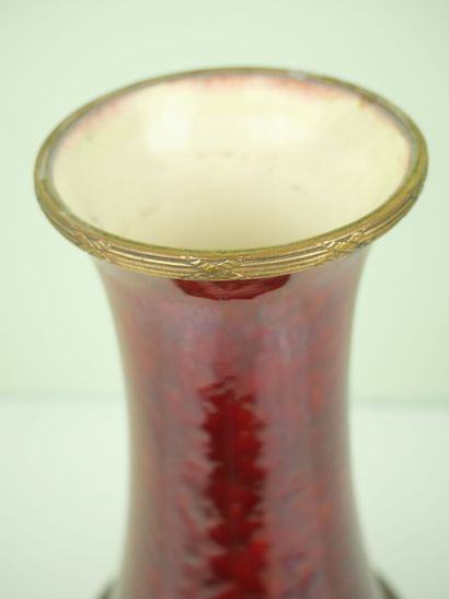 null SEVRES 

Vase en porcelaine de forme balustre émaillée sang de boeuf tacheté...
