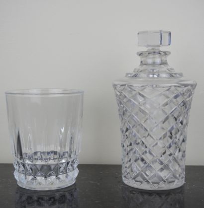 null Lot including :

SAINT LOUIS. A whisky decanter in engraved crystal with decoration...