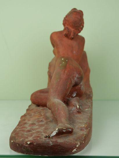 null Sculpture en plâtre à patine imitant la terre cuite représentant une femme accoudée...