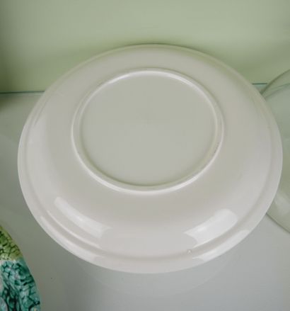 null Lot de vaisselle de table comprenant : 

Un plat en porcelaine blanche de forme...