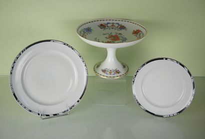 null Lot de vaisselle de table comprenant : 

Un plat en porcelaine blanche de forme...