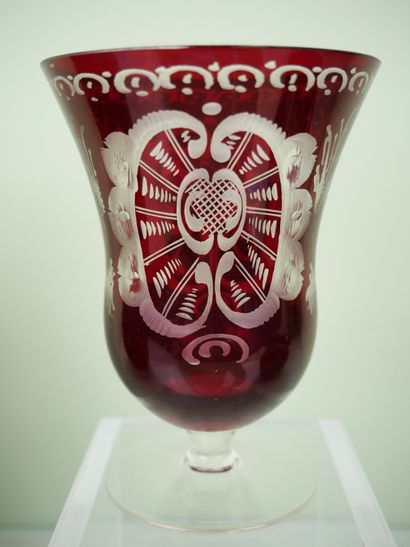 null Lot de verreries comprenant :

Un large vase en verre teinté rouge, l'intérieur...