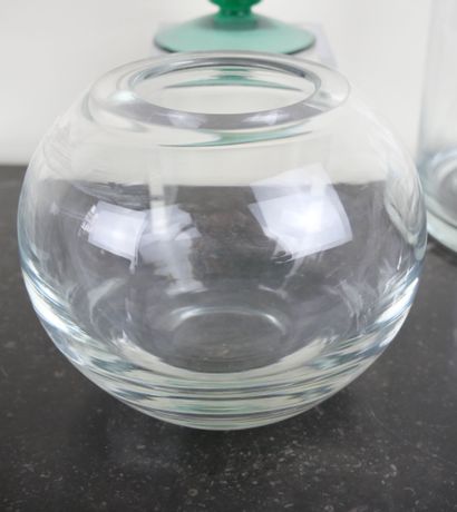 null Lot d'objets divers en verre comprenant : 

Un vase tubulaire. Dimensions :...
