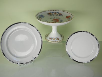 null Lot de vaisselle de table comprenant : 

Un plat en porcelaine blanche de forme...