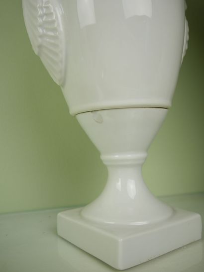 null Lot d'objets en porcelaine blanche comprenant : 

Un vase de forme balustre...