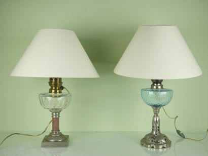 null Two oil lamps in silver plated and openwork metal, the tanks in transparent...