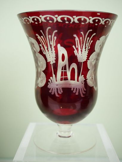 null Lot de verreries comprenant :

Un large vase en verre teinté rouge, l'intérieur...