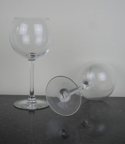 null ARC France 

Suite of 10 half-crystal glasses of balloon shape resting on a...