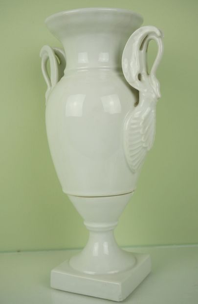 null Lot d'objets en porcelaine blanche comprenant : 

Un vase de forme balustre...
