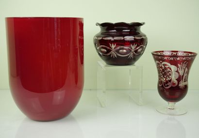 null Lot de verreries comprenant :

Un large vase en verre teinté rouge, l'intérieur...