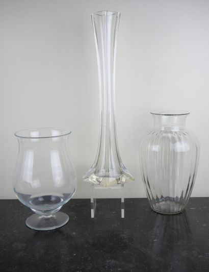 null Lot of glass vases of various sizes and shapes including : 

A vase of baluster...