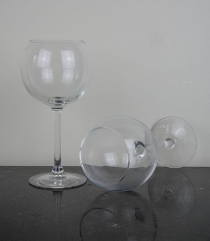 null ARC France 

Suite of 10 half-crystal glasses of balloon shape resting on a...