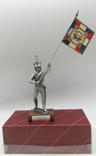 null [MILITARY]. 165 Figurines.

6 Prince's Pewter figures on base with Flags and...