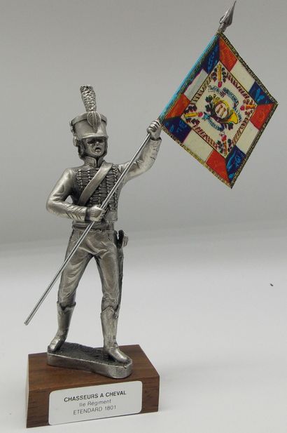 null [MILITARY]. 165 Figurines.

6 Prince's Pewter figures on base with Flags and...