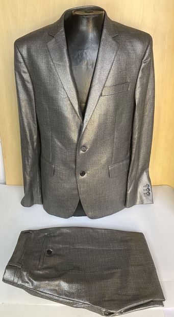 null VERSACE COLLECTION, Silver suit, size 48 (Italian size)

Brand new, VAT recoverable...
