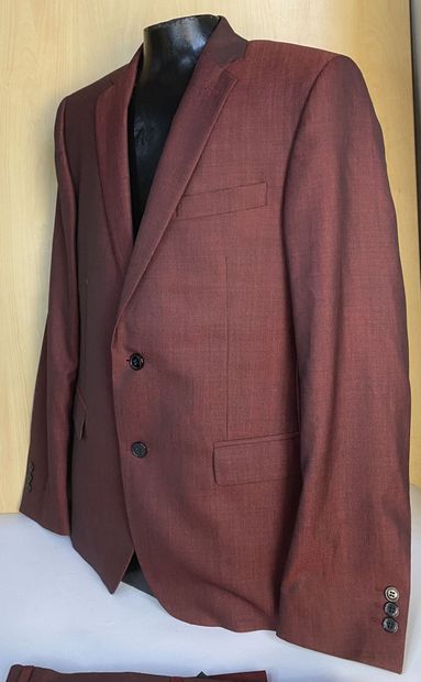 null VERSACE COLLECTION, Burgundy suit, size 48 (Italian size)

Brand new, VAT recoverable...