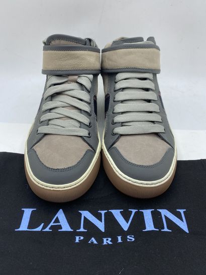 null LANVIN, Paire de sneakers modèle "Basket Mi Haute Velcro V. Velours & V. Effet...