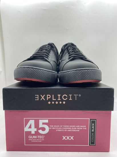 null EXPLICIT, Pair of black and red sneakers, size 45

Fitting model in its box...