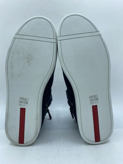 null PRADA, Paire de sneakers modèle "Scamosciato" bleu, taille 8.5 (taille UK soit...