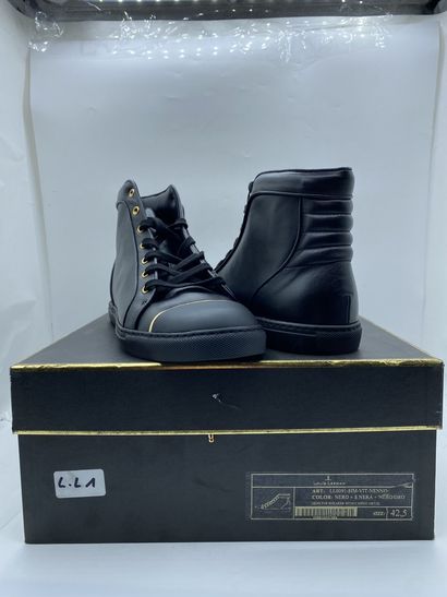  LOUIS LEEMAN, Paire de sneakers modèle "High Top Sneaker with Capped Metal" noir...
