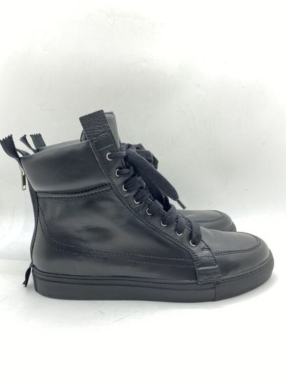 null KRISVANASSCHE, Paire de sneakers modèle "Sneakers with zip at the Back" noir,...