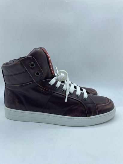 null PRADA, Paire de sneakers modèle "Vitello Vintag" couleur bordeaux, taille 9...