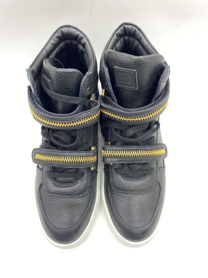 null LOUIS LEEMAN, Paire de sneakers modèle "High Top Sneaker with Zip" noir et or,...