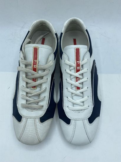 null PRADA, Paire de sneakers modèle "Plume + Nylon 2" blanc et bleu foncé, taille...