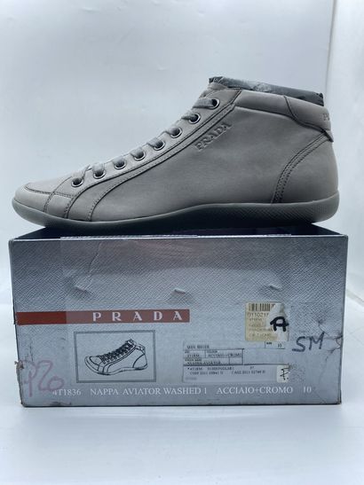 null PRADA, Pair of sneakers model "Nappa Aviator" grey, size 10 (UK size is 44 1/3)

Fitting...