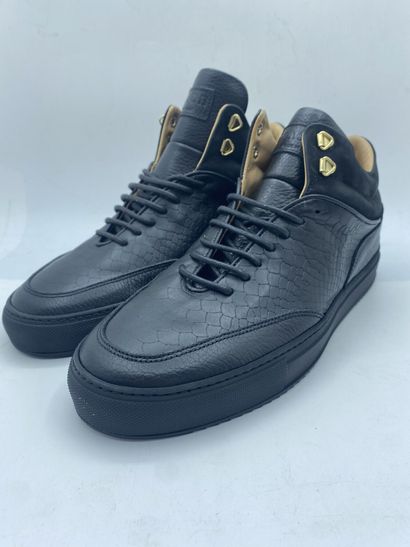 null MASON GARMENTS, Paire de sneakers modèle "Papap Black" noir, taille 43

Neuves...