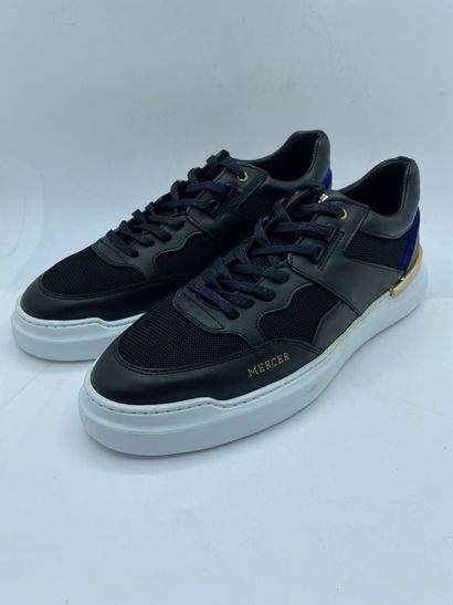 null MERCER, Paire de sneakers modèle "Blackspin" noir, bleu et or taille 45

Modèle...