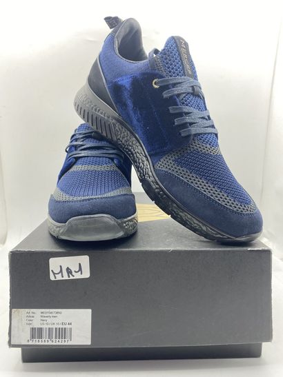 null MERCER, Pair of sneakers model "Waverly Men" blue, size 44

New in their box...