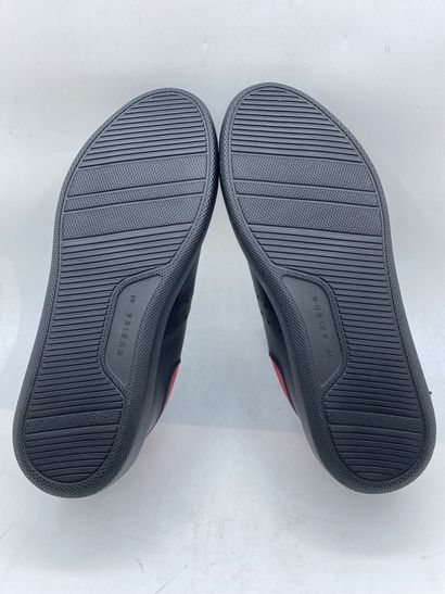 null NUBIKK, Paire de sneakers modèle "Scott Phantom" noir et rouge, taille 44

Neuves...