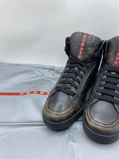 null PRADA, Paire de sneakers modèle "Vitello Vintag" noir, taille 7 (taille UK soit...