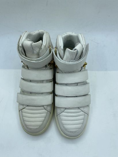 null PIERRE BALMAIN, Paire de sneakers modèle "HS405S13003" blanc, taille 39

Modèle...