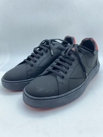 null EXPLICIT, Pair of black and red sneakers, size 43

Fitting model in its box...