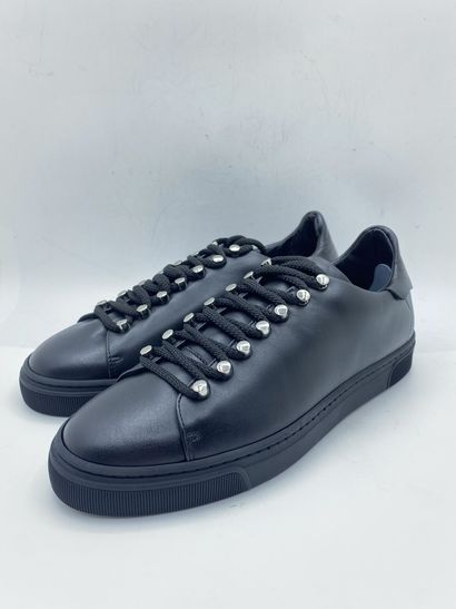 null LOUIS LEEMAN, Paire de sneakers modèle "Low Top Sneaker" noir, taille 39

Neuves...
