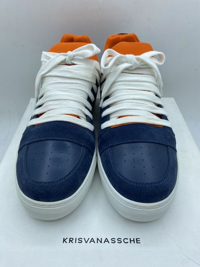 null KRISVANASSCHE, Paire de sneakers modèle "Low Multilace Sneakers" bleu et orange,...