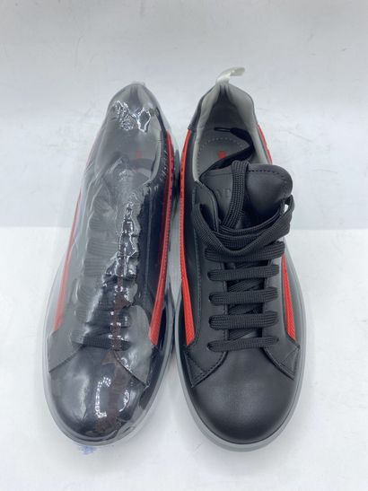 null PRADA, Paire de sneakers modèle "Vitello Plume" noir, taille 7 (taille UK soit...