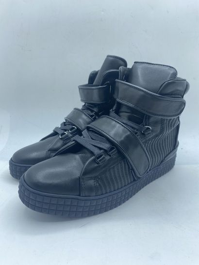 null SUSUDIO, Pair of sneakers model "HTSR011" black, size 40

New in their box in...