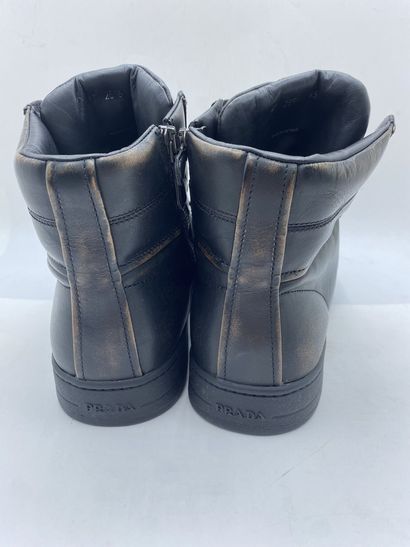 null PRADA, Paire de sneakers modèle "Vitello Vintag" noir, taille 8.5 (taille UK...