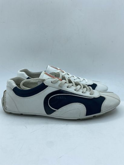 null PRADA, Paire de sneakers modèle "Plume + Nylon 2" blanc et bleu foncé, taille...