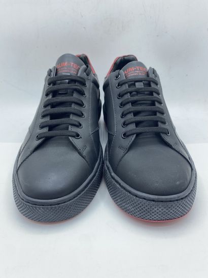 null EXPLICIT, Pair of black and red sneakers, size 42

Fitting model in its box...