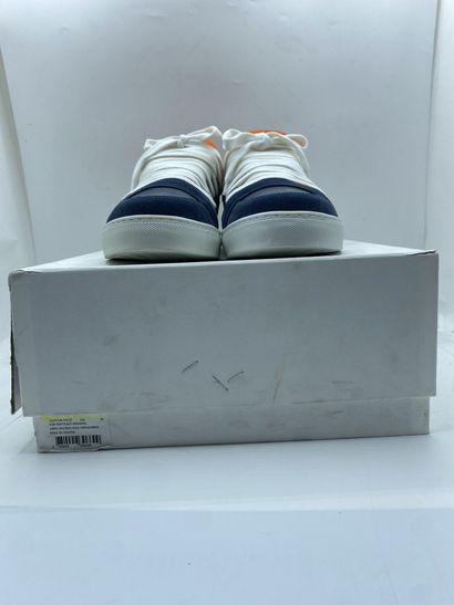 null KRISVANASSCHE, Paire de sneakers modèle "Low Multilace Sneakers" bleu et orange,...